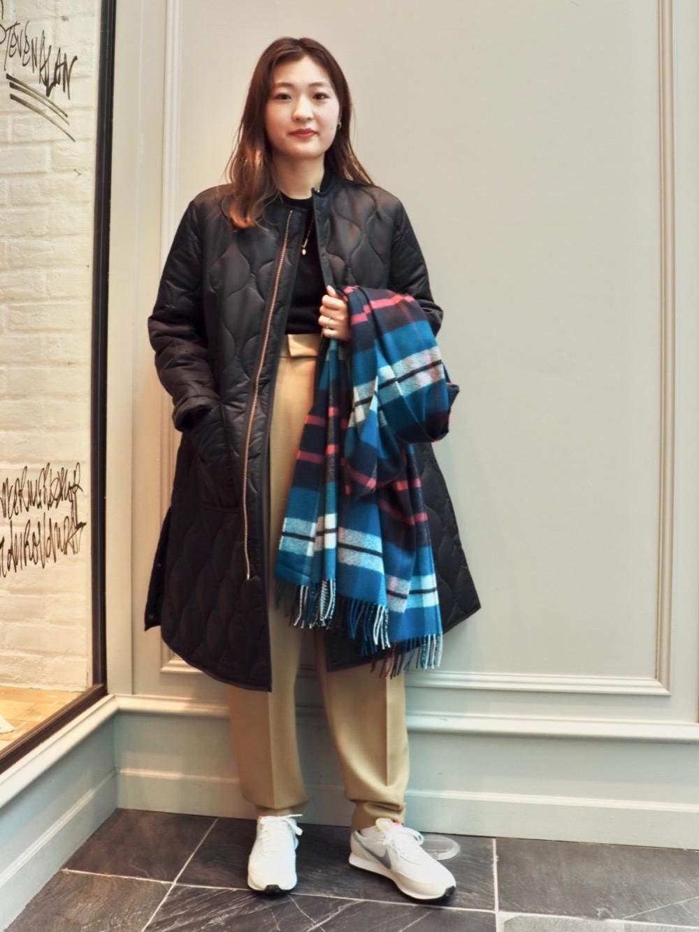 「スニーカー、ストール、リラックス、シューズ、フェミニン、ビジネス、RECOMMEND  ITEM STYLING、ぱんつ、あうたー」｜「by Preekの＜by Preek（バイプリーク）＞ドロップチャーム ネックレス -2WAY-（ネックレス、ゴールド系）」を使った、土岐 夏陽子さん（レディース・159cm）の秋コーディネートの1枚目の写真