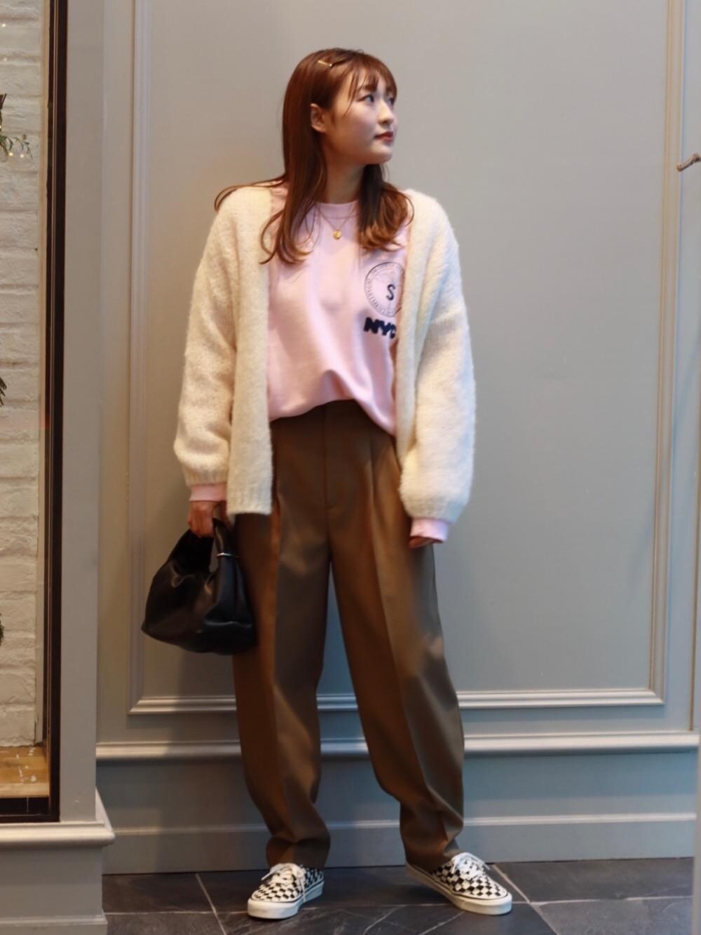 「カーディガン、スニーカー、リラックス、👟バッグ、ニット/セーター、ぱんつ」｜「VANSの＜VANS（バンズ）＞ANAHEIM アナハイムチェッカー オーセンティック/スニーカー（スニーカー、その他）」を使った、土岐 夏陽子さん（レディース・160cm）の冬コーディネートの1枚目の写真