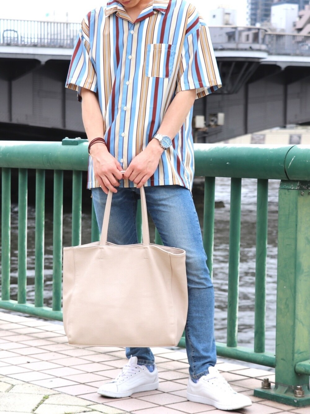 ホワイト系のスニーカー、ブルー系のシャツ/ブラウス、ブルー系のデニムパンツを着用したメンズの夏コーディネートの1枚目の写真