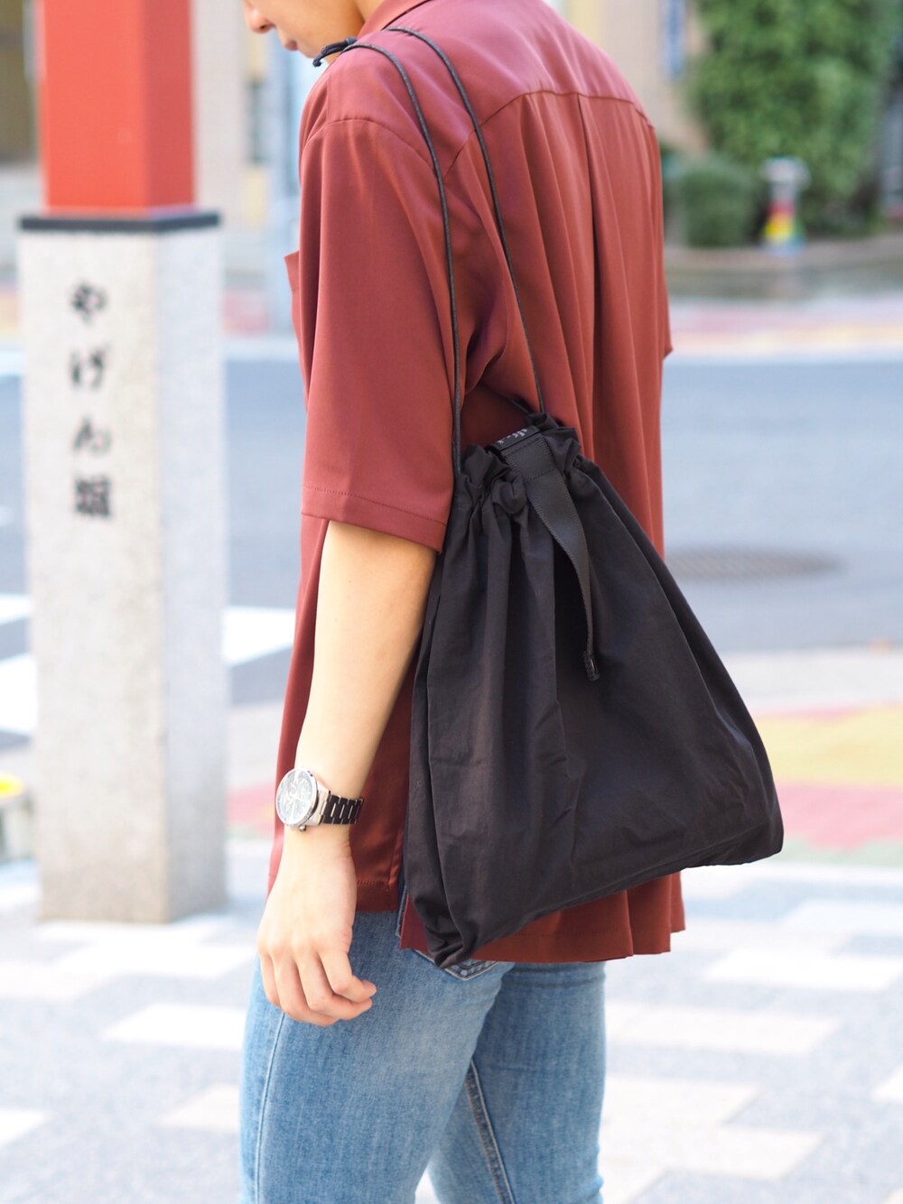 「お洒落さんとつながりたい、今日のコーデ、GUSCIO、GUSCIO UOMO、POUTOJOURU、エコバッグ、シンプル、170cm」｜「GUSCIOの【グッシオベーシック】巾着バッグ　パッカブル　エコバッグ　マルシェバッグ　コンビニバッグ（エコバッグ/サブバッグ、ブラック系）」を使った、けんTea☕️さん（メンズ・170cm）の秋コーディネートの1枚目の写真