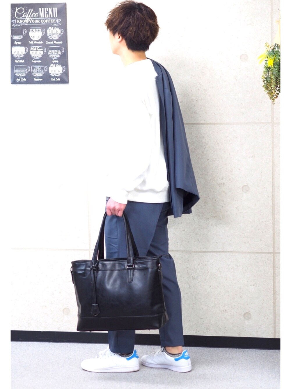 「シンプルコーデ、春、大人カジュアル、キレイめ、大人コーデ、GUSCIO、GUSCIO UOMO、POUTOJOURU、休日コーデ、170cm」｜「GUSCIO UOMOの【グッシオ ウォーモ】PUレザー　本革風ビジネストートバッグ（ビジネスバッグ、ブラック系）」を使った、けんTea☕️さん（メンズ・170cm）の冬コーディネートの1枚目の写真