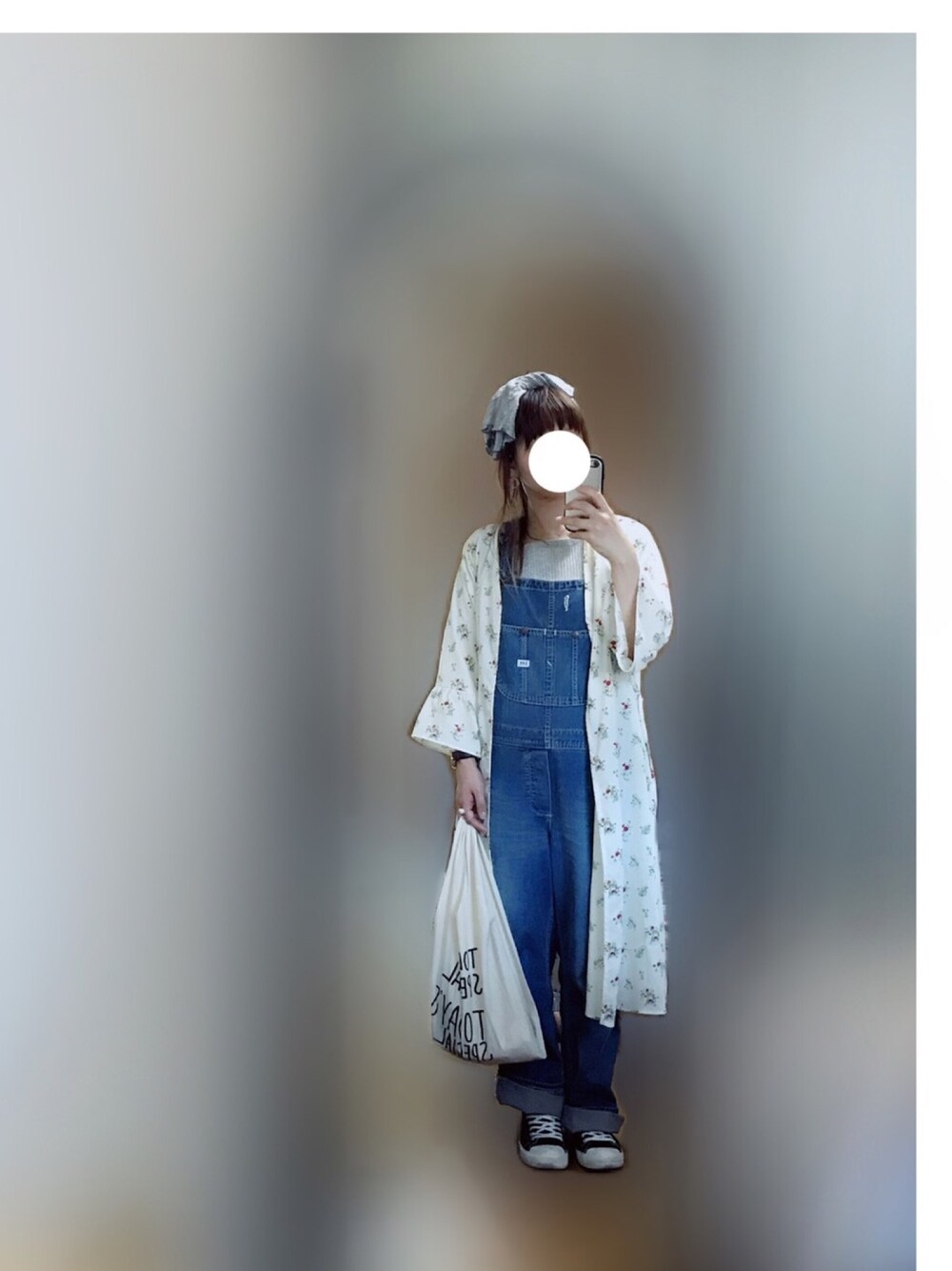 「春コーデ、ガウン、オーバーオール、カジュアル、休日スタイル、スニーカー」｜「kaorinomoriのアイテム（ヘアバンド、グレー系）」を使った、みと**さん（レディース・160cm）の春コーディネートの1枚目の写真