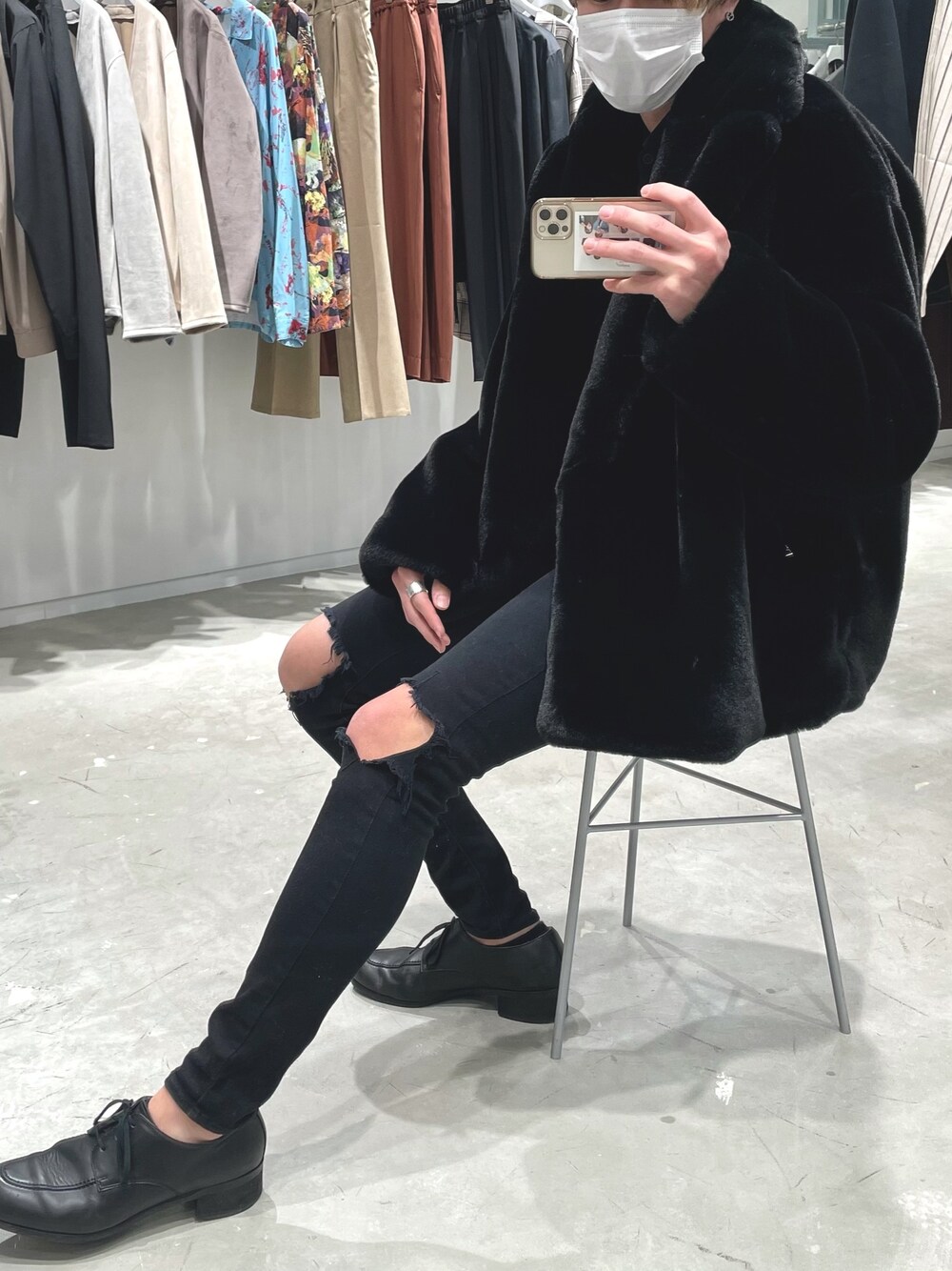ブラック系のドレスシューズ、ブラック系のその他パンツ、ブラック系のブルゾンを着用したメンズの春コーディネートの1枚目の写真