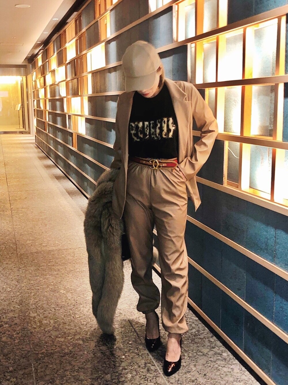 ベージュ系のスウェットパンツ、ブラック系のTシャツ/カットソー、ベージュ系のジャケット/アウターを着用したレディースの春コーディネートの1枚目の写真