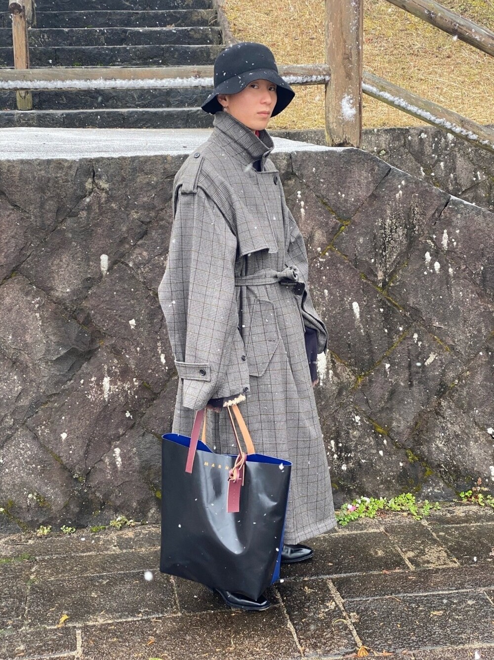 「大晦日、トレンチコート、ブーツ、ootd、stein、低身長、雪、オーバーサイズ、マイベストコーデ2020」｜「steinのアイテム（トレンチコート、グレー系）」を使った、熊谷一平さん（メンズ・165cm）の冬コーディネートの1枚目の写真