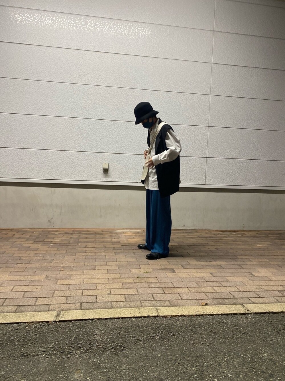 「秋服、オーバーサイズ、休日スタイル、RYOTAKASHIMA、カラーパンツ」｜「CA4LAのアイテム（ハット、ブラック系）」を使った、熊谷一平さん（メンズ・165cm）の秋コーディネートの1枚目の写真