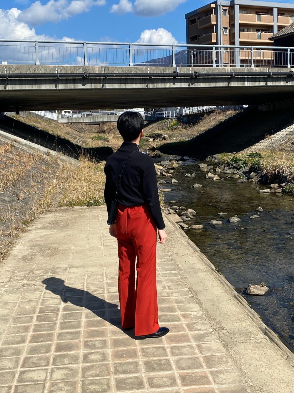 ブラック系のTシャツ/カットソー、ブラック系のブーツ、ブラック系のショルダーバッグを着用したメンズの冬コーディネートの1枚目の写真