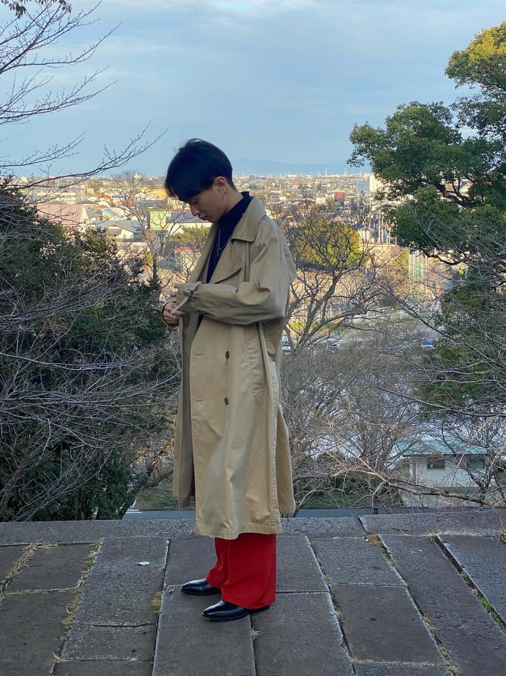 「トレンチコート、フレアパンツ、カラーパンツ、ブーツ、オーバーサイズ、キレイめ、低身長、ootd、ベージュ、春」｜「NANO universeのミリタリーワイドトレンチコート（トレンチコート、ベージュ系）」を使った、熊谷一平さん（メンズ・165cm）の春コーディネートの1枚目の写真