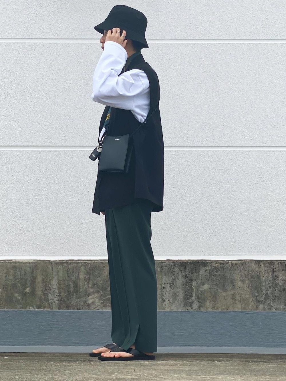 「これが私をアゲる服、春夏コーデ、きれいめカジュアル、ラフ、低身長、いいね、save、フォローお願いします🤑、レイヤードスタイル、スカーフ、ビーチサンダル、カラーパンツ」｜「KIJIMA TAKAYUKIのアイテム（ハット、ブラック系）」を使った、熊谷一平さん（メンズ・165cm）の春コーディネートの1枚目の写真
