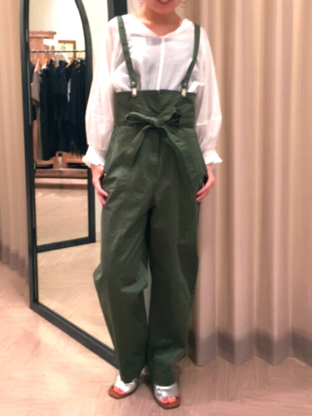 グリーン系のチノパンツ、ホワイト系のシャツ/ブラウス、シルバー系のサンダルを着用したレディースの春コーディネートの1枚目の写真