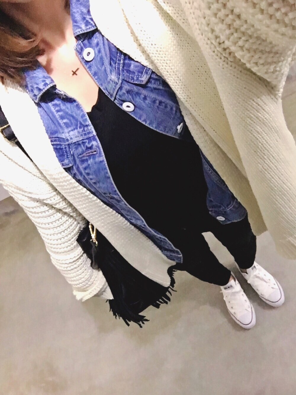 ホワイト系のカーディガン/ボレロ、ブラック系のニット/セーター、ブルー系のデニムジャケットを着用したレディースの春コーディネートの1枚目の写真