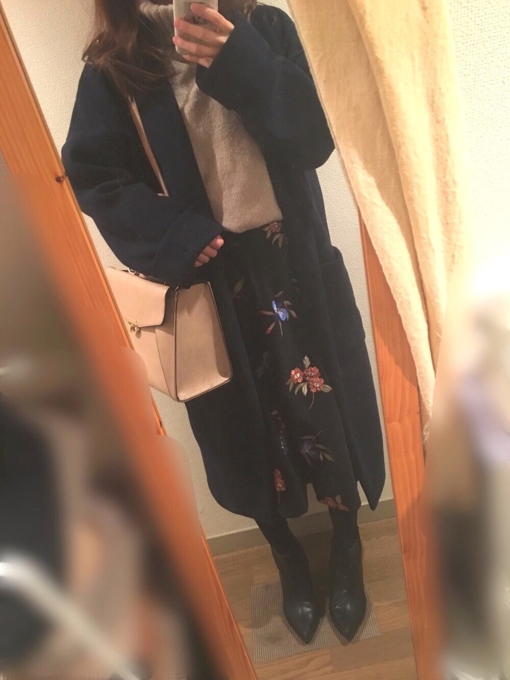 「ドロップショルダー、コート、冬、休日スタイル、刺繍、ゆるコーデ、スカート、ootd、ビッグシルエット、UNIQLO」｜「Shelly islandの【Shelly island】ハイネックオーバーニット（ニット/セーター、ベージュ系）」を使った、もももさん（レディース・155cm）の冬コーディネートの1枚目の写真