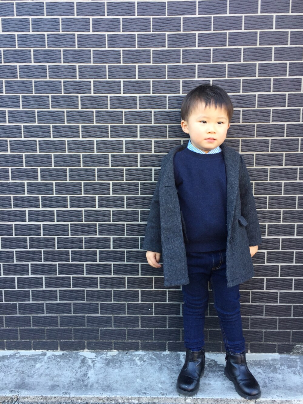 「シンプル、キッズファッション、冬コーデ、男の子、3歳、デニムパンツ、kids、ブーツ、ネイビー、チェスターコート」｜「BRANSHESのチェスターコート（チェスターコート、グレー系）」を使った、JIN.Mさん（キッズ・90cm）の冬コーディネートの1枚目の写真
