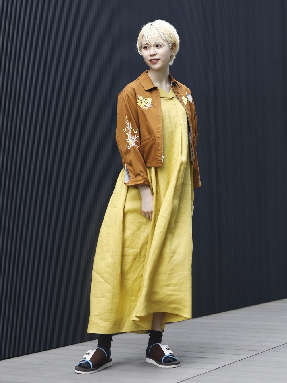 「ベトジャン、春夏コーデ、suicoke、Ray BEAMS、BEAMS、BEAMS BOY、サンダル」｜「BEAMS BOYのTAILOR TOYO × BEAMS BOY / 別注 ベトナム ジャケット（その他アウター、ブラウン系）」を使った、HALHIさん（レディース・161cm）の春コーディネートの1枚目の写真