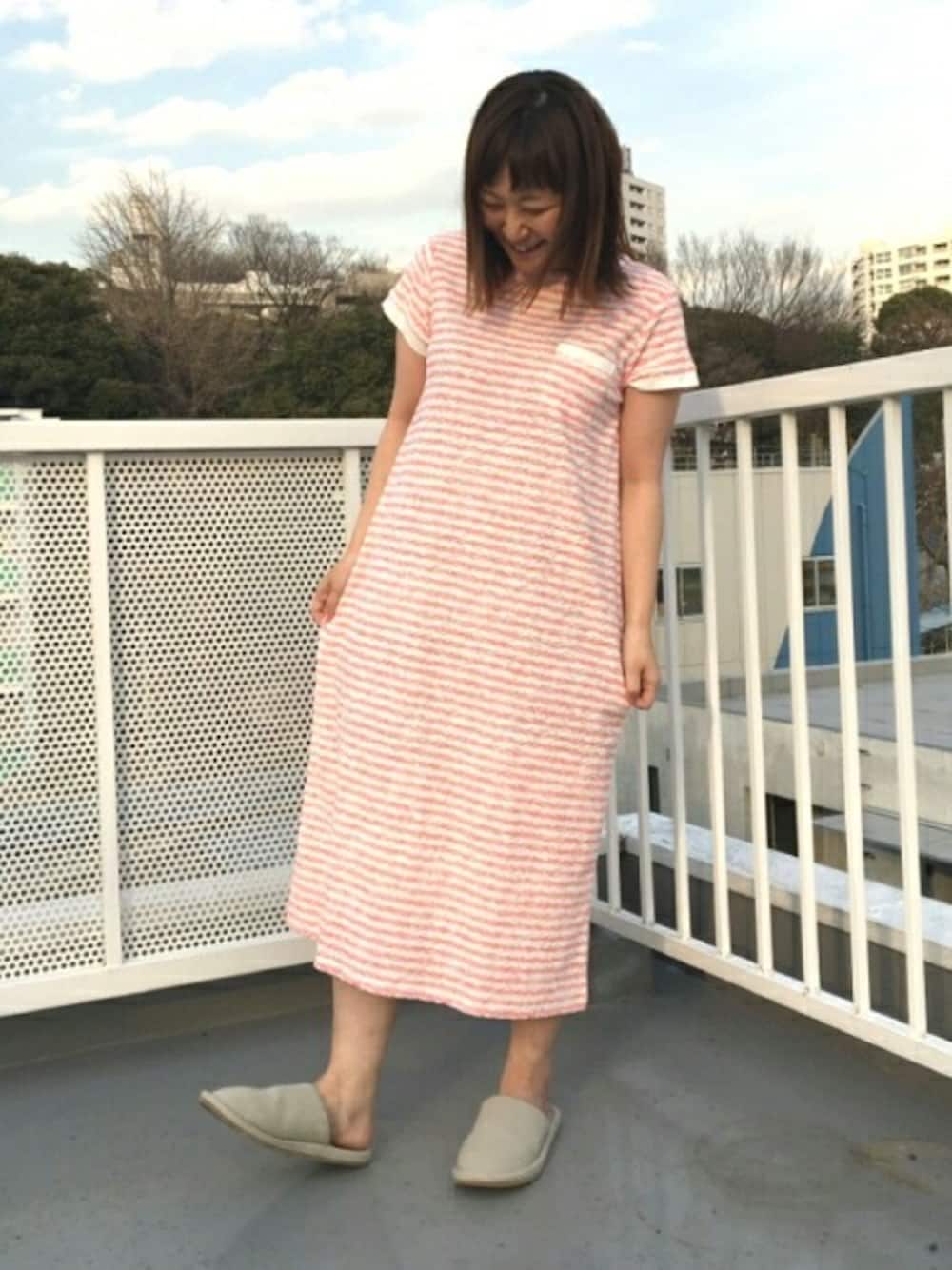 レッド系のルームウェア/パジャマを着用したレディースの夏コーディネートの1枚目の写真