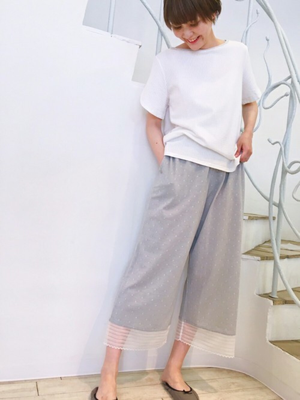 グレー系のその他パンツ、ホワイト系のルームウェア/パジャマを着用したレディースの秋コーディネートの1枚目の写真