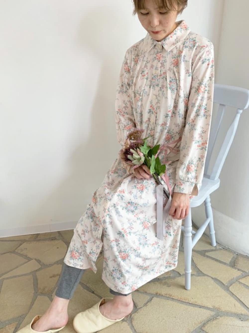 ピンク系のルームウェア/パジャマを着用したレディースの秋コーディネートの1枚目の写真