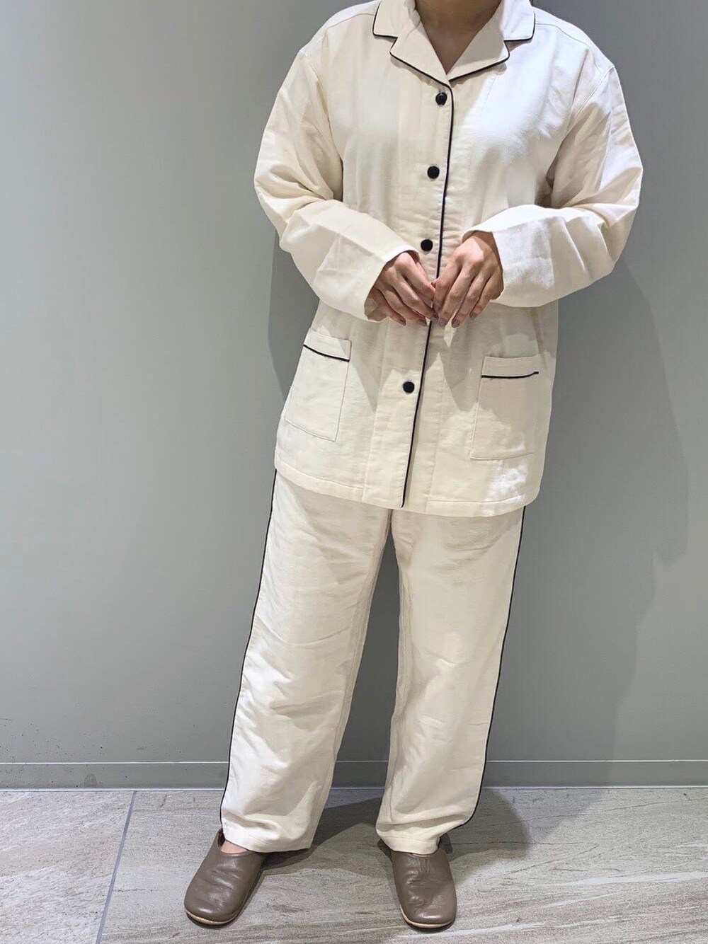 ホワイト系のルームウェア/パジャマを着用したレディースの秋コーディネートの1枚目の写真