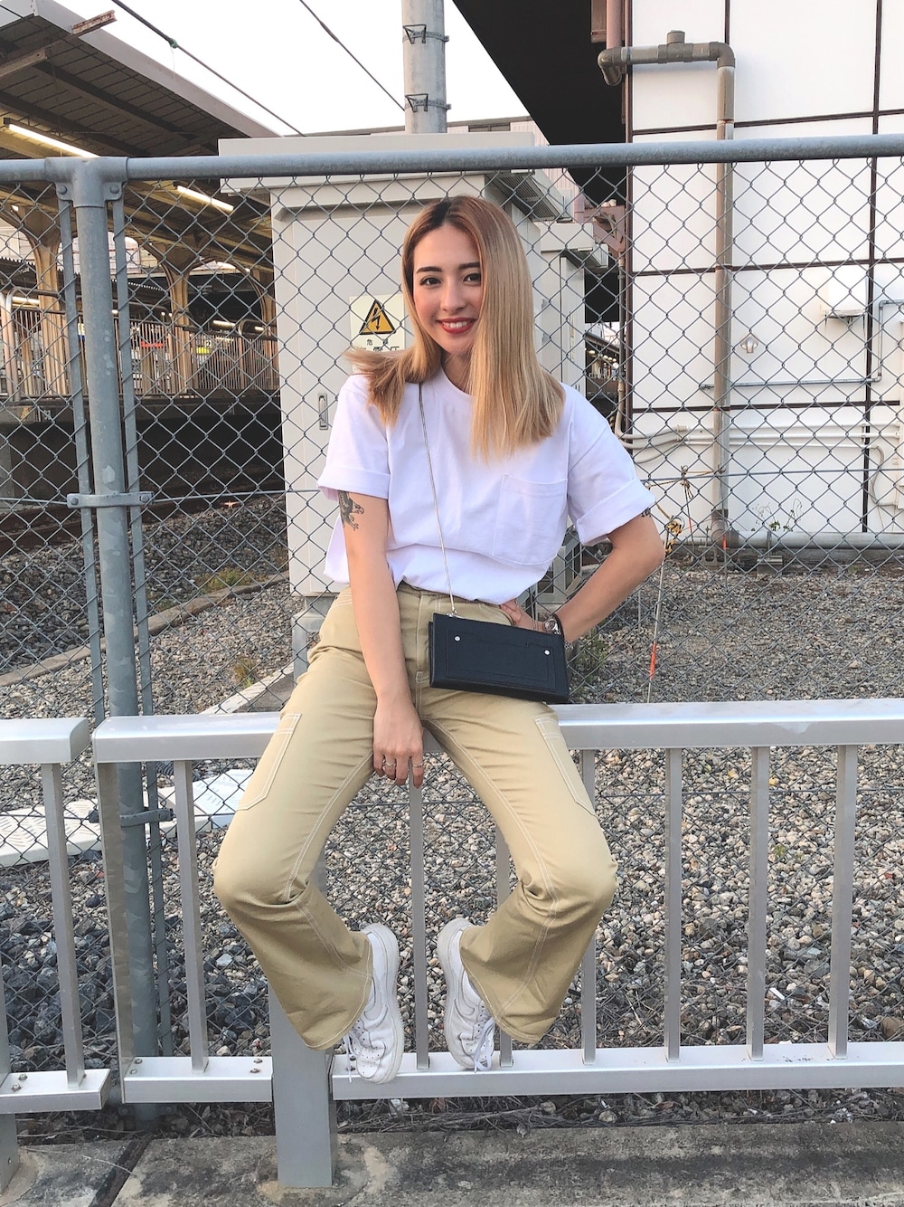 「シンプルコーデ、ラクチンコーデ、大人カジュアル、ストリート、フレアパンツ、ワーク、白Tシャツ、x-girl」｜「PRO CLUB のアイテム（Tシャツ/カットソー、ホワイト系）」を使った、井村勇輝野さん（レディース・158cm）の夏コーディネートの1枚目の写真