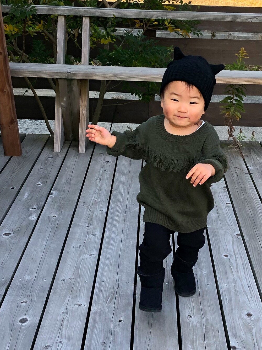 「お散歩、1歳6ヶ月、ネコミミ」｜「Birthdayのアイテム（ニット/セーター、グリーン系）」を使った、1haaaさん（キッズ・80cm）の冬コーディネートの1枚目の写真