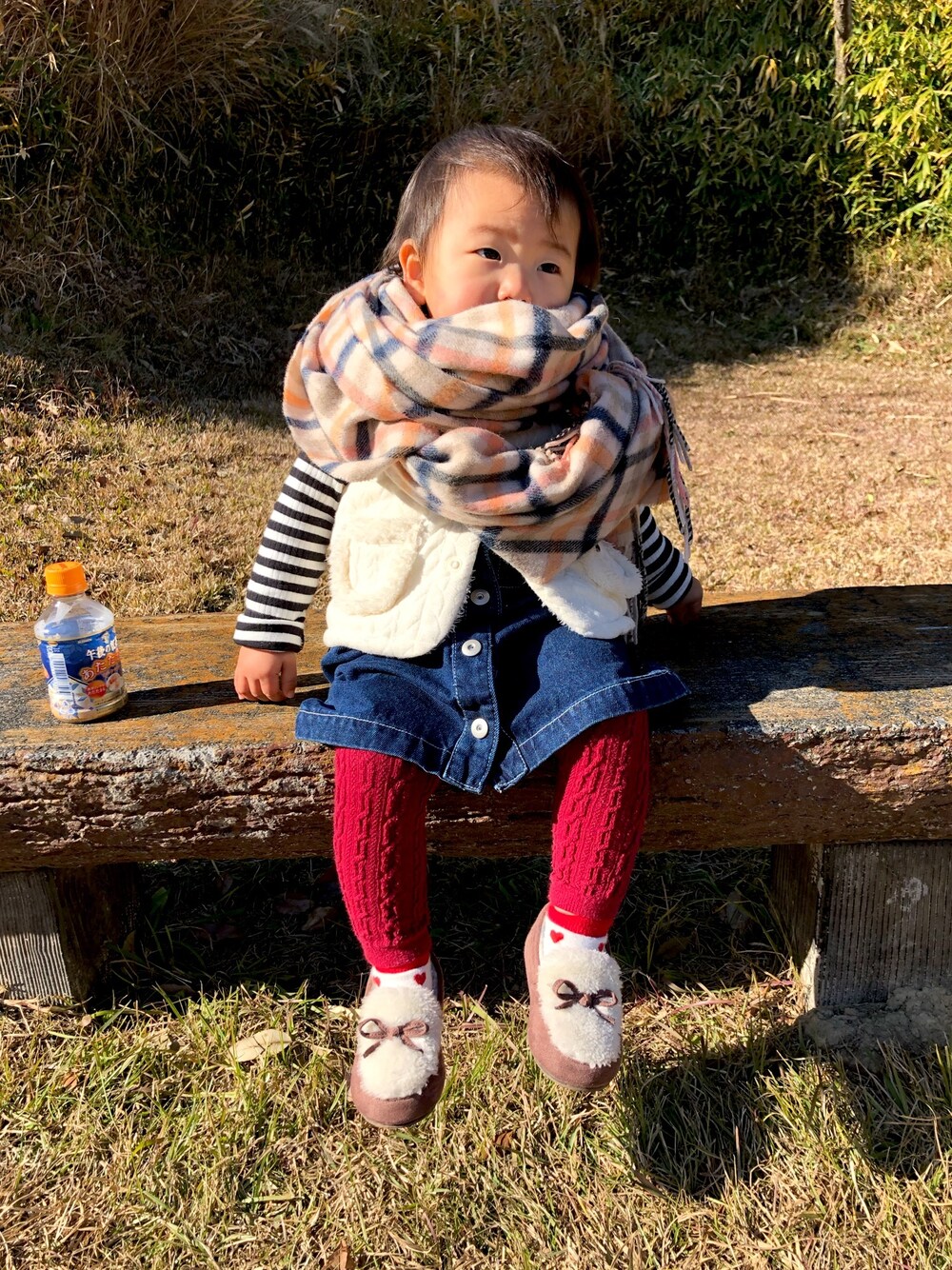 「公園、お出かけコーデ、一歳女の子、タイツ、UNIQLO」｜「apres les coursのリボン付きジャンパースカート（ジャンパースカート、ブルー系）」を使った、1haaaさん（キッズ・80cm）の冬コーディネートの1枚目の写真