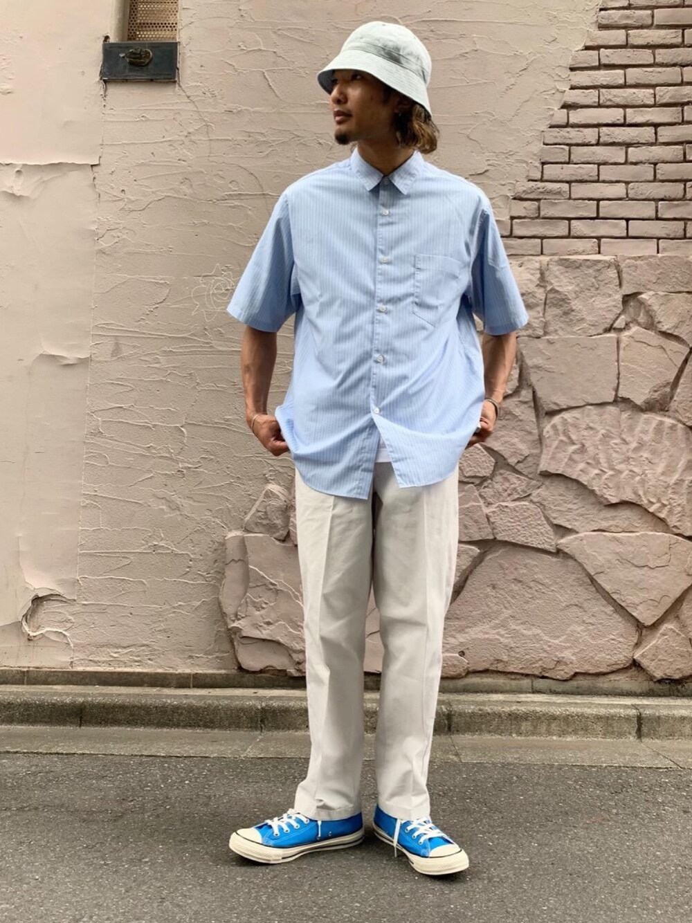 「BEAUTY&YOUTH UNITED ARROWS、夏、バケットハット、コンバース、ブルーコーデ、ブルー x ホワイト」｜「BEAUTY&YOUTH UNITED ARROWSのBY リネン ベル ハット（ハット、ブルー系）」を使った、Haruto Fukushimaさん（メンズ・170cm）の春コーディネートの1枚目の写真