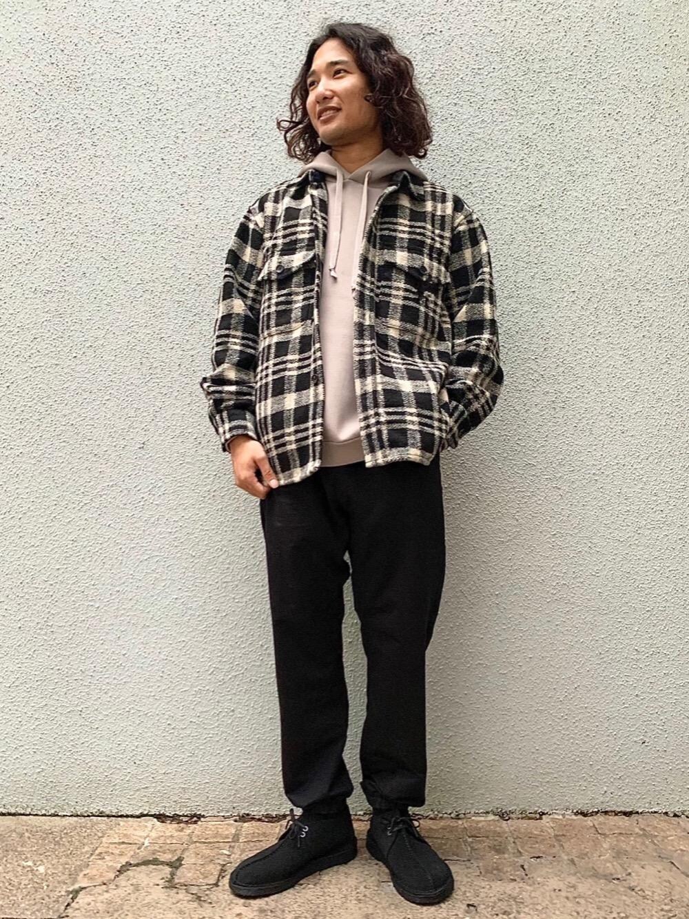 「Clarksの＜CLARKS（クラークス）＞ DESERTTREK SUEDE/デザートトレック（ブーツ、ブラック系）」を使った、Haruto Fukushimaさん（メンズ・170cm）の秋コーディネートの1枚目の写真
