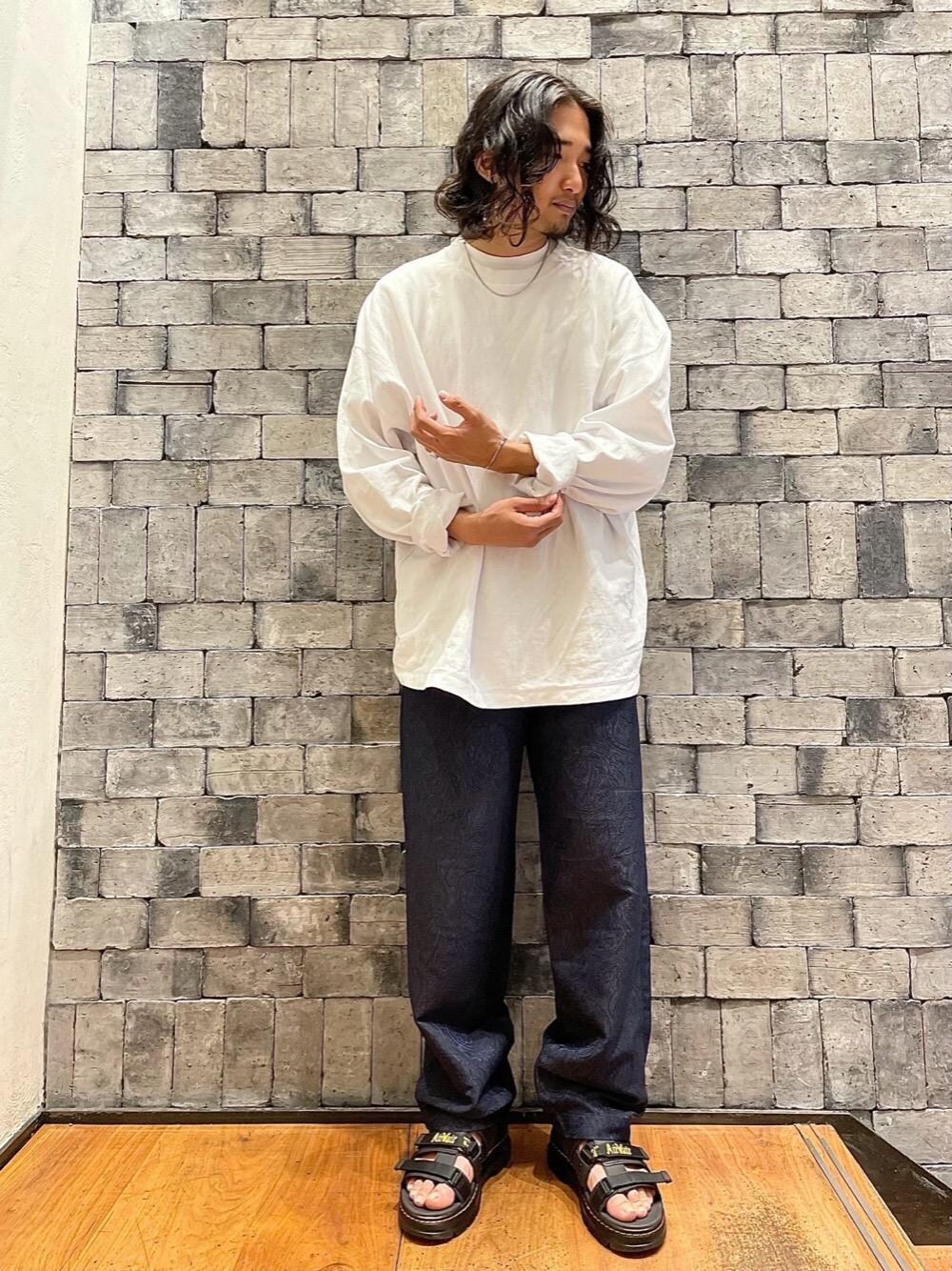 ホワイト系のTシャツ/カットソー、ブラック系のサンダル、ブルー系のその他パンツを着用したメンズの春コーディネートの1枚目の写真