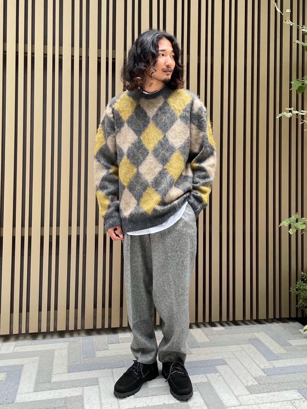 「トレンド、ストリート、EXCLUTIVE ITEM STYLE、WIDE SILHOUETTE STYLE、ベーシック/トラッド、ニット/セーター」｜「G.H.BASSの【別注】 ＜G.H.BASS（ジーエイチバス）＞ SUEDE 4eye MOC/シューズ（モカシン/デッキシューズ、ブラック系）」を使った、Haruto Fukushimaさん（メンズ・170cm）の秋コーディネートの1枚目の写真