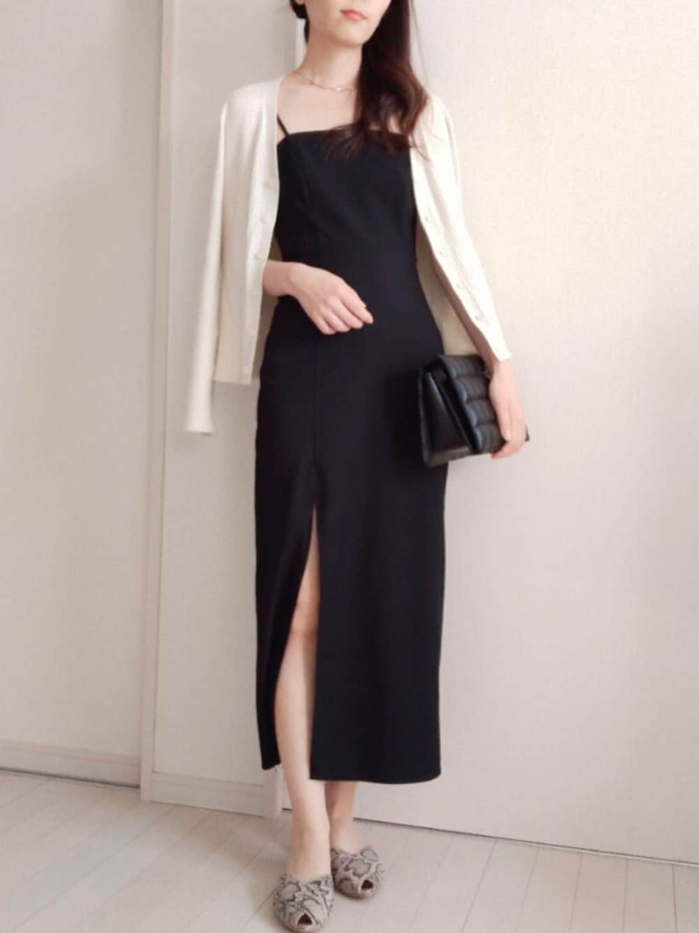 「ワンピース、GU、ZARA、キャミワンピ、黒ワンピ、ZARAワンピース、スリットワンピース」｜「ZARAのアイテム（ワンピース/ドレス、ブラック系）」を使った、masaki_sさん（レディース・161cm）の秋コーディネートの1枚目の写真