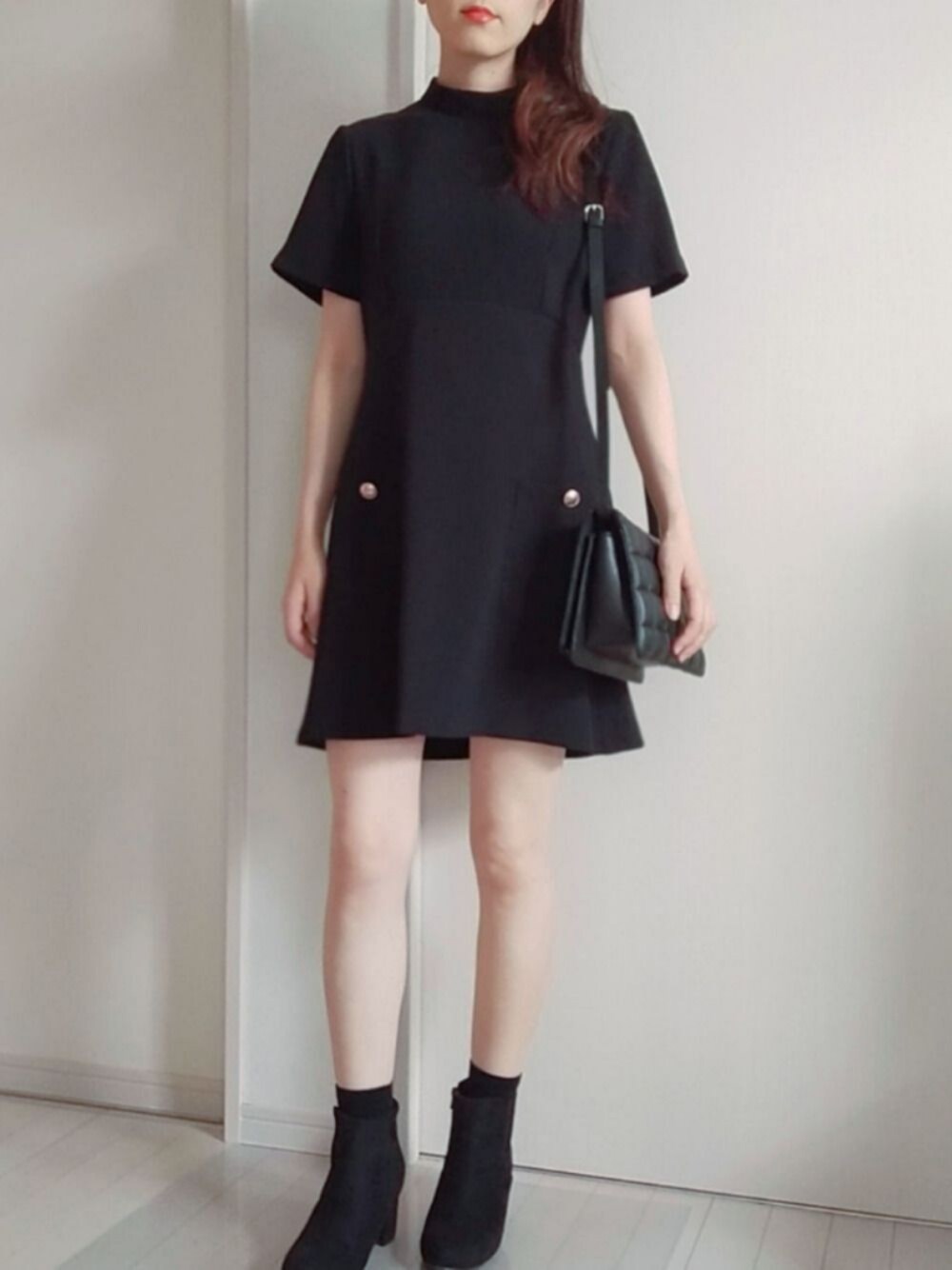 「秋服、ブラックコーデ、ミニワンピース、ZARAワンピース、黒ワンピース、ZARA、しまむら、オールブラック、シンプル」｜「しまむらのアイテム（ブーツ、ブラック系）」を使った、masaki_sさん（レディース・161cm）の秋コーディネートの1枚目の写真