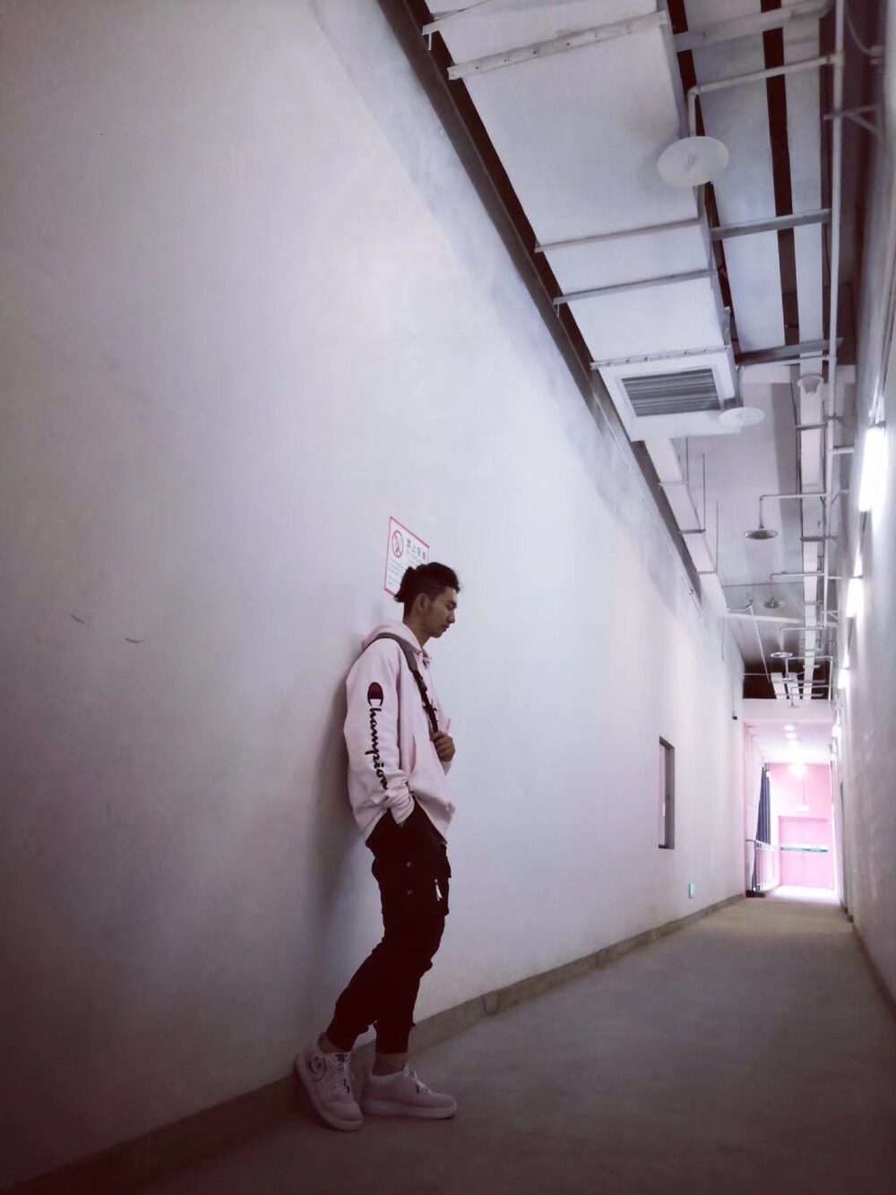 「商业圈棱角处」｜「Championのアイテム（パーカー、ピンク系）」を使った、巪焣啵さん（メンズ・179cm）の夏コーディネートの1枚目の写真