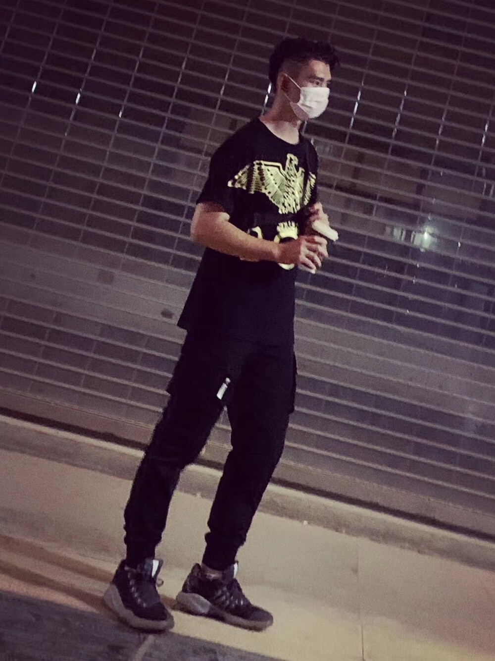 「BOY LONDONのアイテム（Tシャツ/カットソー、ブラック系）」を使った、巪焣啵さん（メンズ・179cm）の秋コーディネートの1枚目の写真