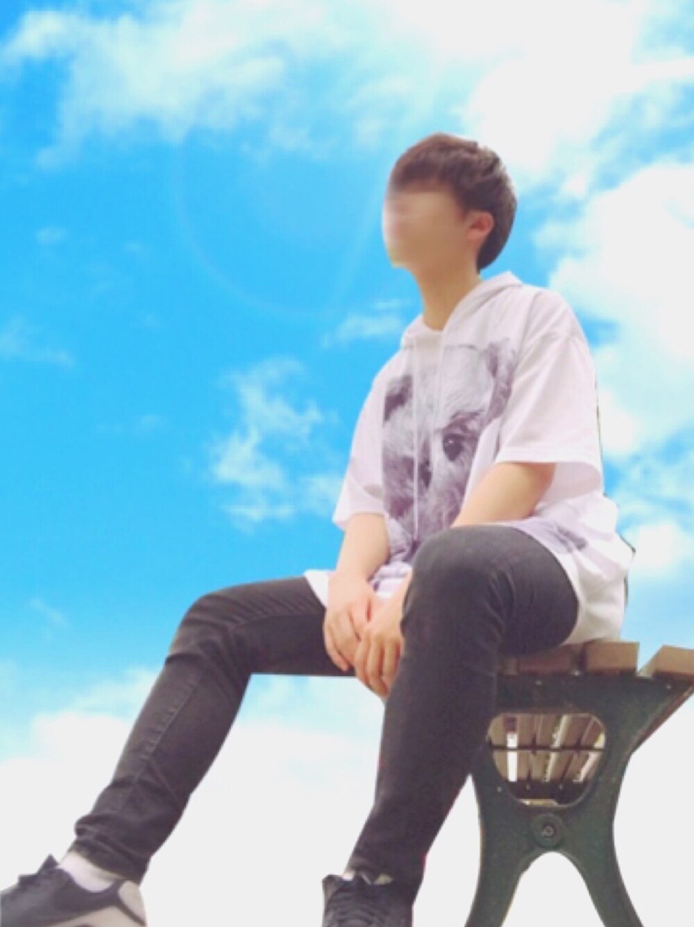 「CIVARIZEのアイテム（パーカー、ホワイト系）」を使った、うらかわしまさん（メンズ・165cm）の夏コーディネートの1枚目の写真
