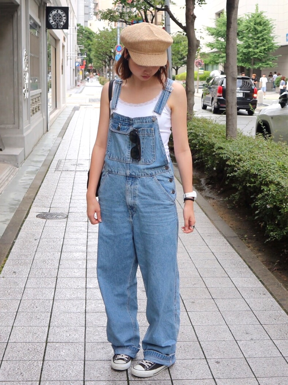 「オーバーオール、レースキャミソール、PRADA、キャスケット、オトナカジュアル、リーバイス、オーバーサイズ」｜「Me%のペーパーキャスケット  760336（キャスケット、ブラウン系）」を使った、SARAさん（レディース・165cm）の夏コーディネートの1枚目の写真