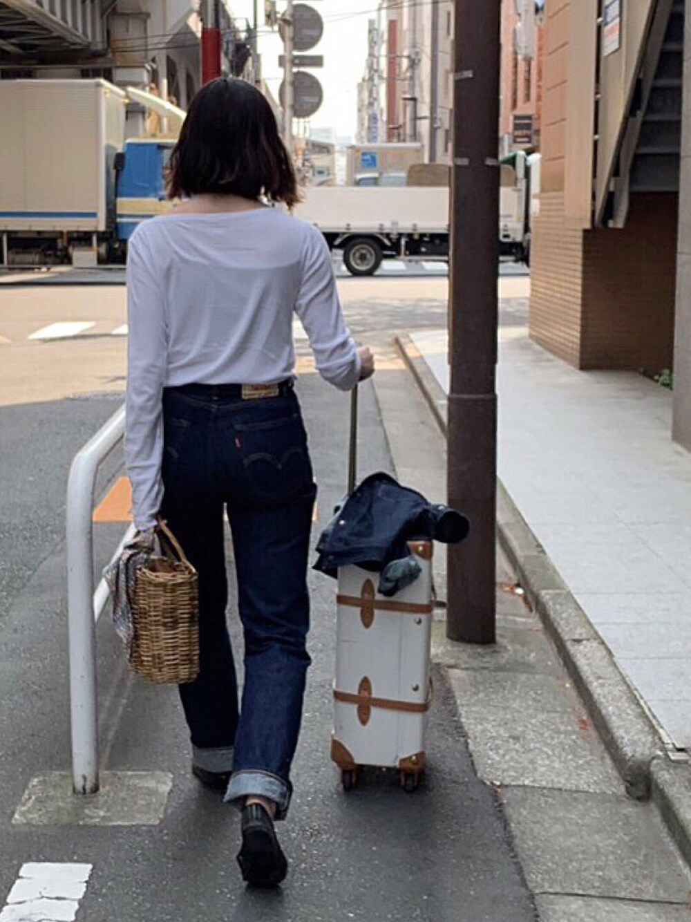 「デニムオンデニム、701、リーバイス701、Levi's、ワンウォッシュデニム、白Tシャツ、かごバッグ、スカーフ、春コーデ、バレエシューズ」｜「Levi'sの【Levi's】701DENIM（デニムパンツ、ブルー系）」を使った、SARAさん（レディース・165cm）の春コーディネートの1枚目の写真