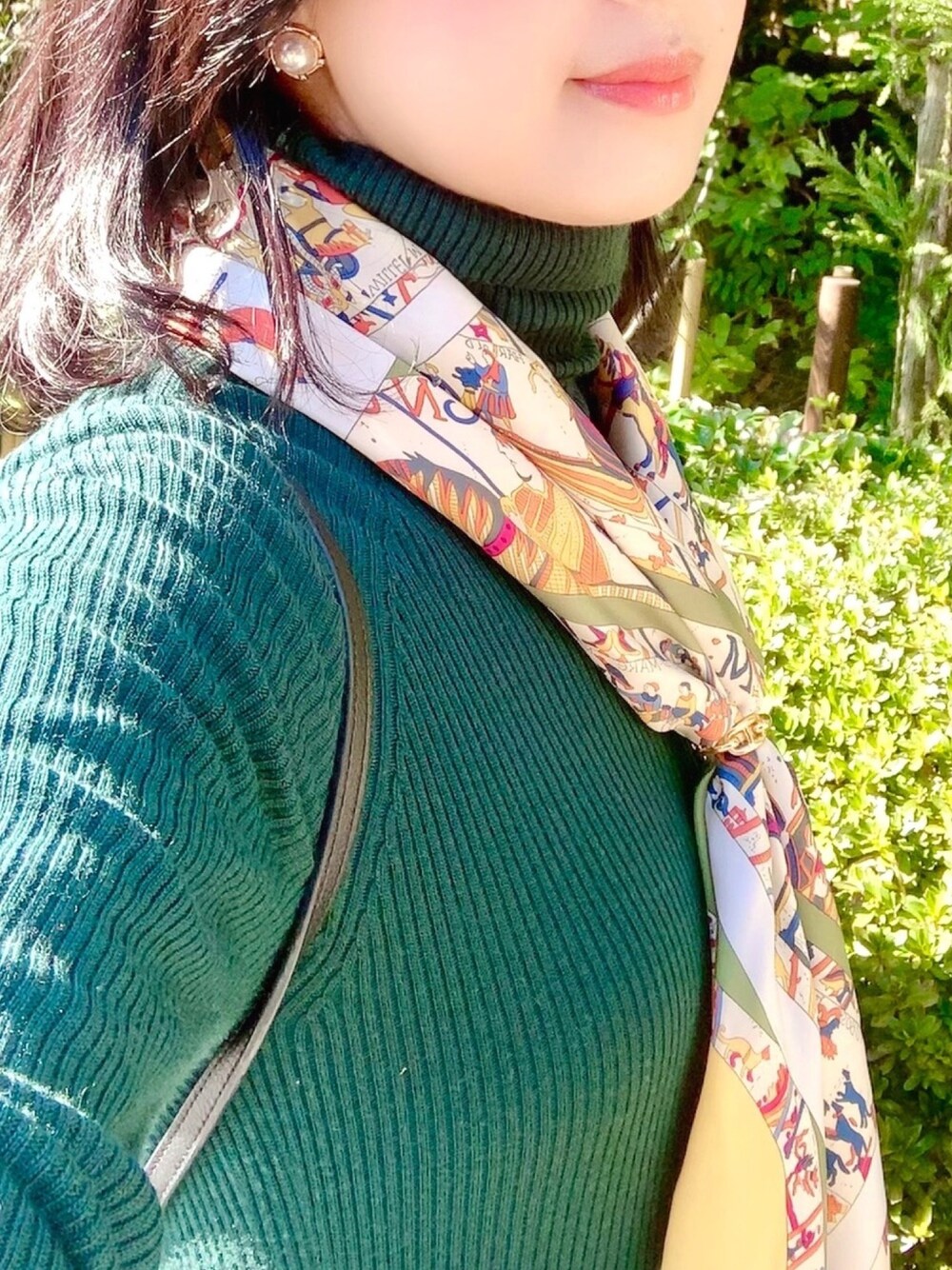 グリーン系のワンピース、ブラック系のバックパック/リュック、イエロー系のファッション雑貨を着用したレディースの秋コーディネートの1枚目の写真