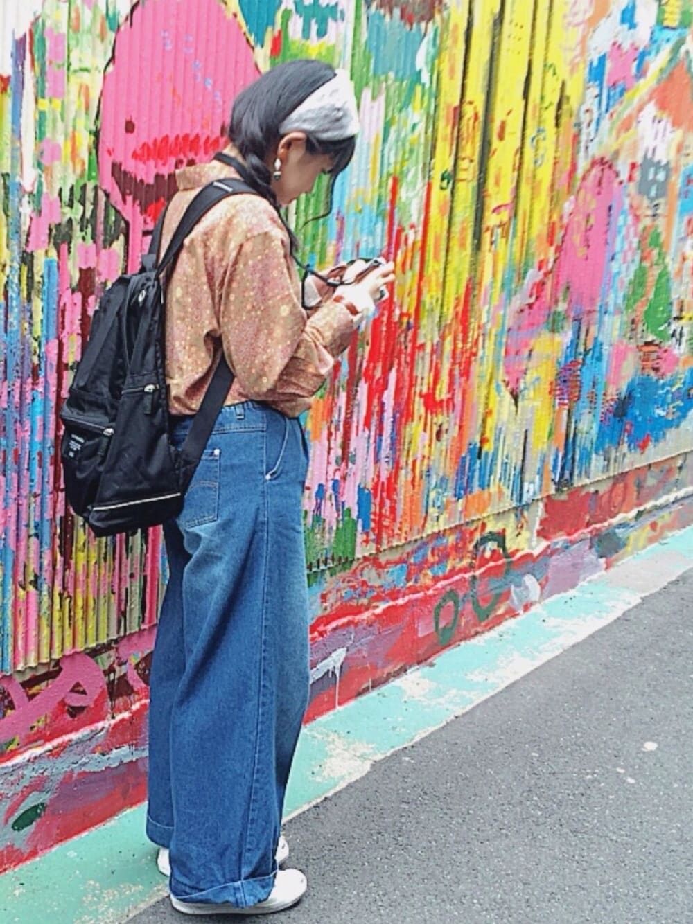 「古着、古着MIX、デニムワイドパンツ、柄シャツ、中崎町、jack purcell、OLIVE des OLIVE、GU、プチプラ、カメラ女子はじめました」｜「古着のアイテム（シャツ/ブラウス、レッド系）」を使った、manaさん（レディース・157cm）の春コーディネートの1枚目の写真