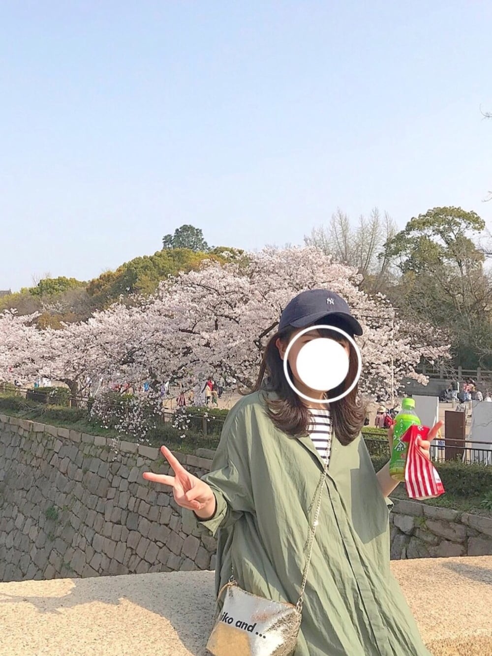 「お花見、お花見コーデ、大阪城公園、カジュアルコーデ、ボーダートップス、カーキ×ネイビー、ロングワンピース、ロングワンピース×デニム、ニューエラ キャップ、外ハネ」｜「niko and...のオリジナル3個SETショルダーバッグ【niko and ...】（ショルダーバッグ、ベージュ系）」を使った、manaさん（レディース・157cm）の春コーディネートの1枚目の写真