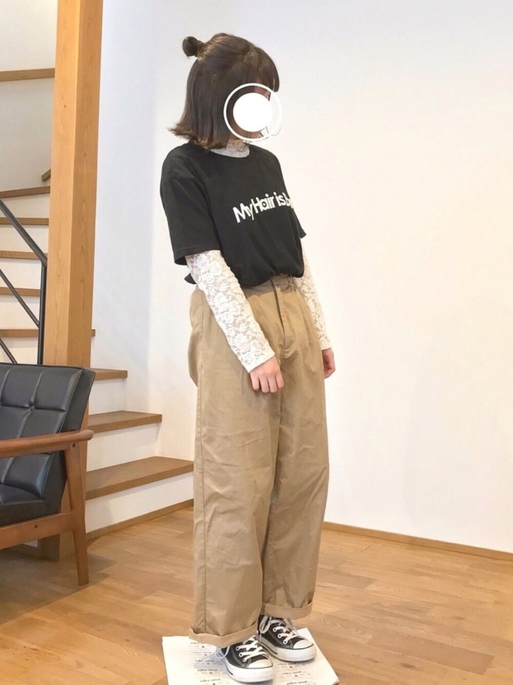 「MyHairisBad、マイヘア、バンドT、カジュアルコーデ、チノワイドパンツ、レース×Ｔシャツ、レーストップス、ベージュ×ブラック、ハーフアップお団子、大人ガーリー」｜「My Hair is Badのアイテム（Tシャツ/カットソー、ブラック系）」を使った、manaさん（レディース・157cm）の春コーディネートの1枚目の写真