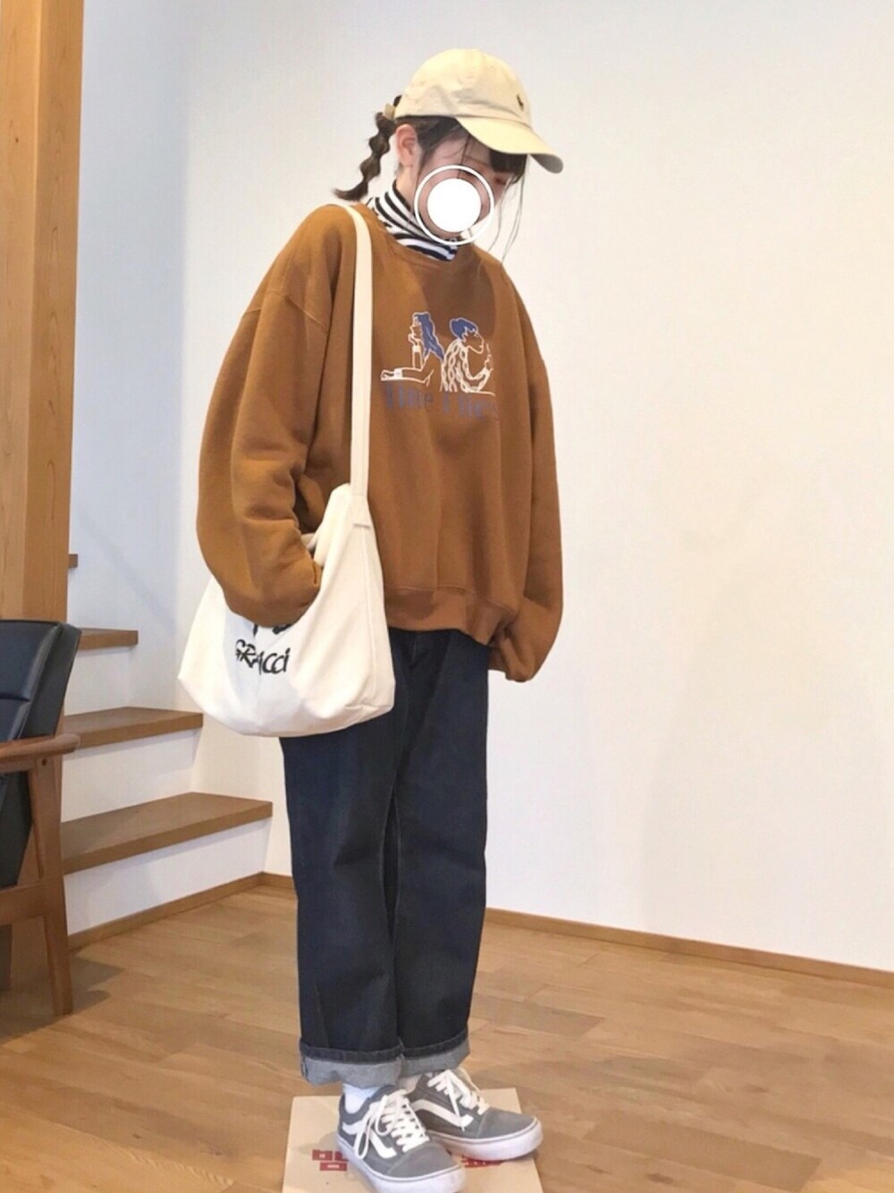 「kutir、オーバーサイズ、フルジョ、大学生コーデ、プチプラコーデ、ボーダーインナー、秋冬、オールドスクール、VANS、スクールコーデ」｜「kutirのレトロプリントスウェット（スウェット、イエロー系）」を使った、manaさん（レディース・157cm）の秋コーディネートの1枚目の写真