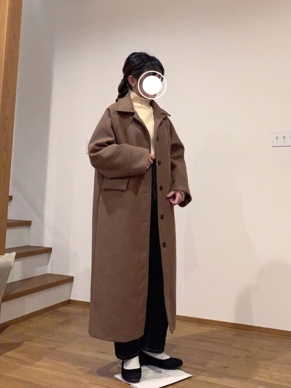 「大学生、大学生コーデ、冬コーデ、オトナ女子、dholic、kutir、MUJI、バレエシューズ、オトナカジュアル、タートルネック」｜「DHOLICのラグランスリーブボクシーロングコート（ダウンジャケット/コート、ブラウン系）」を使った、manaさん（レディース・157cm）の冬コーディネートの1枚目の写真