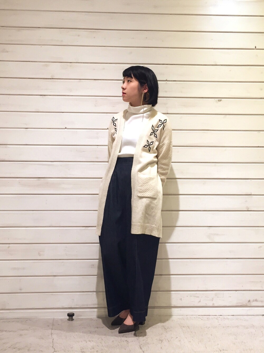 「刺繍、冬コーデ、白、大人カジュアル、白ニット、ロングカーディガン、ゆるコーデ、ワイドデニム、ワンウォッシュ、スエードパンプス」｜「FIL DE FERのエスニックフラワー刺繍　ロングカーディガン（カーディガン/ボレロ、ホワイト系）」を使った、seki.さん（レディース・160cm）の秋コーディネートの1枚目の写真