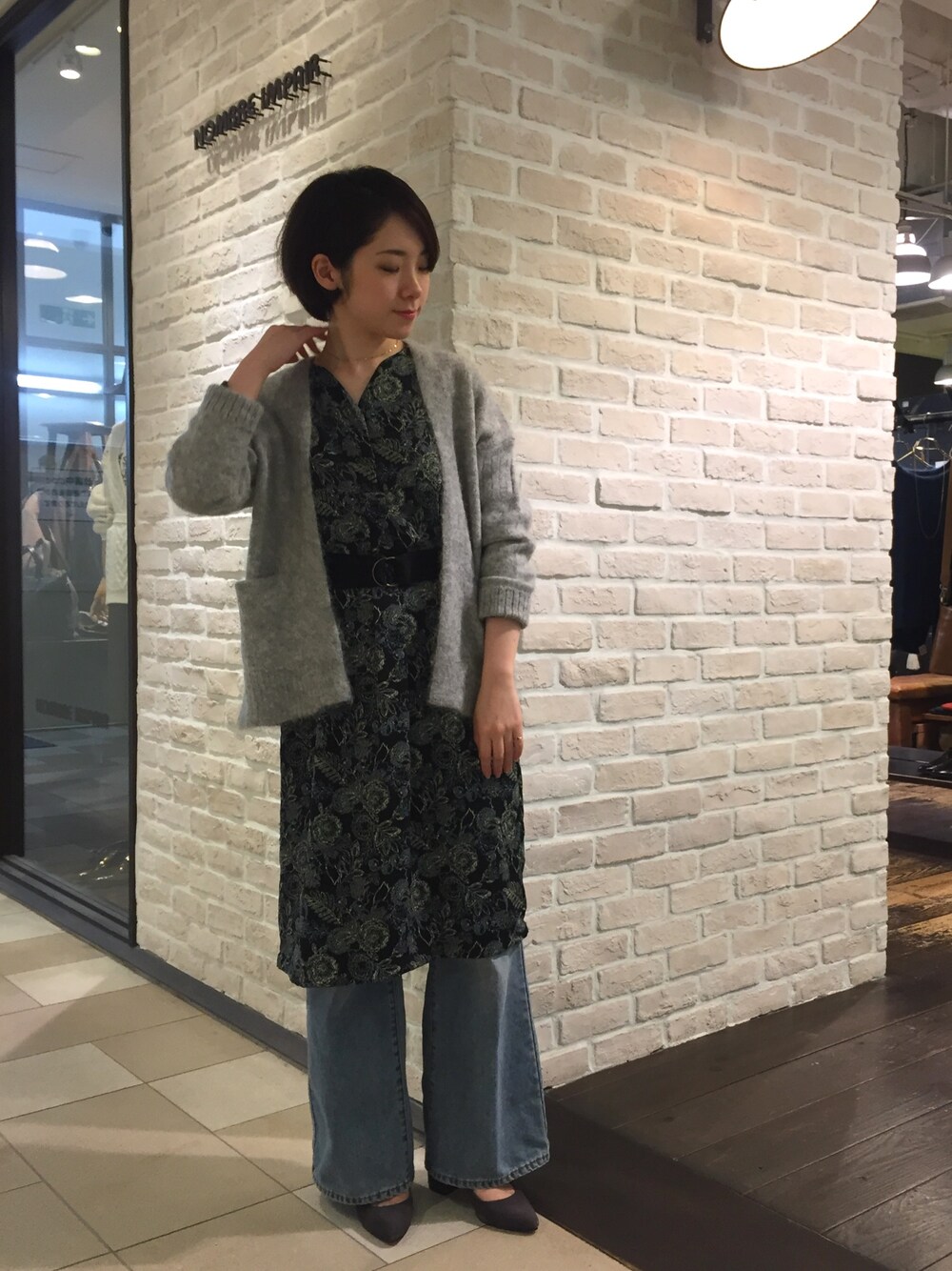 「カーディガン、パンプス、冬コーデ、レイヤードスタイル、キレイめ、ウエストマーク、柄ワンピース、ワンピース×デニム、オトナカジュアル、ワイドデニム」｜「NOMBRE IMPAIRのアルパカブラッシュド ワイドカーディガン（カーディガン/ボレロ、グレー系）」を使った、seki.さん（レディース・160cm）の冬コーディネートの1枚目の写真