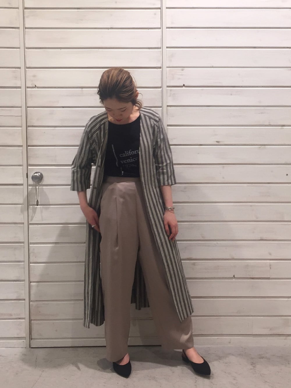 「ロゴT、ストライプ、ハイウエスト、ロングコート、ワイドパンツ、リネン、ゆるパンツ、春コーデ、黒Tシャツ、オトナカジュアル」｜「FIL DE FERのワッシャーストライプ 羽織コート（その他アウター、ブラック系）」を使った、seki.さん（レディース・160cm）の春コーディネートの1枚目の写真