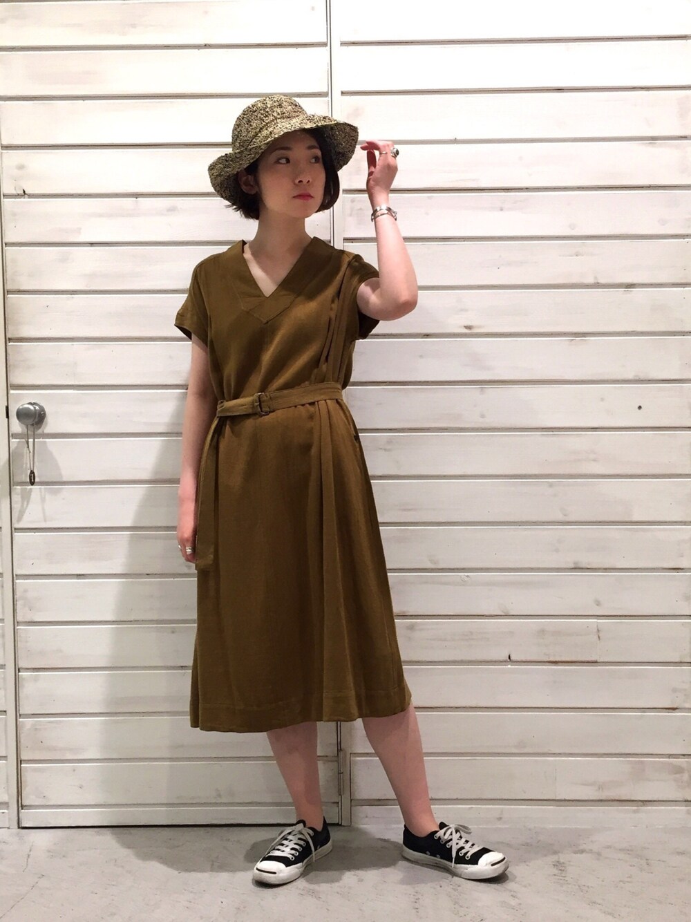 「コンバース、ワンピース、シンプル、ハット、スニーカーコーデ、マスタード、ウエストマーク、リラックススタイル、夏コーデ、ワンピース×スニーカー」｜「FIL DE FERのRy/Liキャンバス カフタンワンピース（ワンピース、グリーン系）」を使った、seki.さん（レディース・160cm）の春コーディネートの1枚目の写真