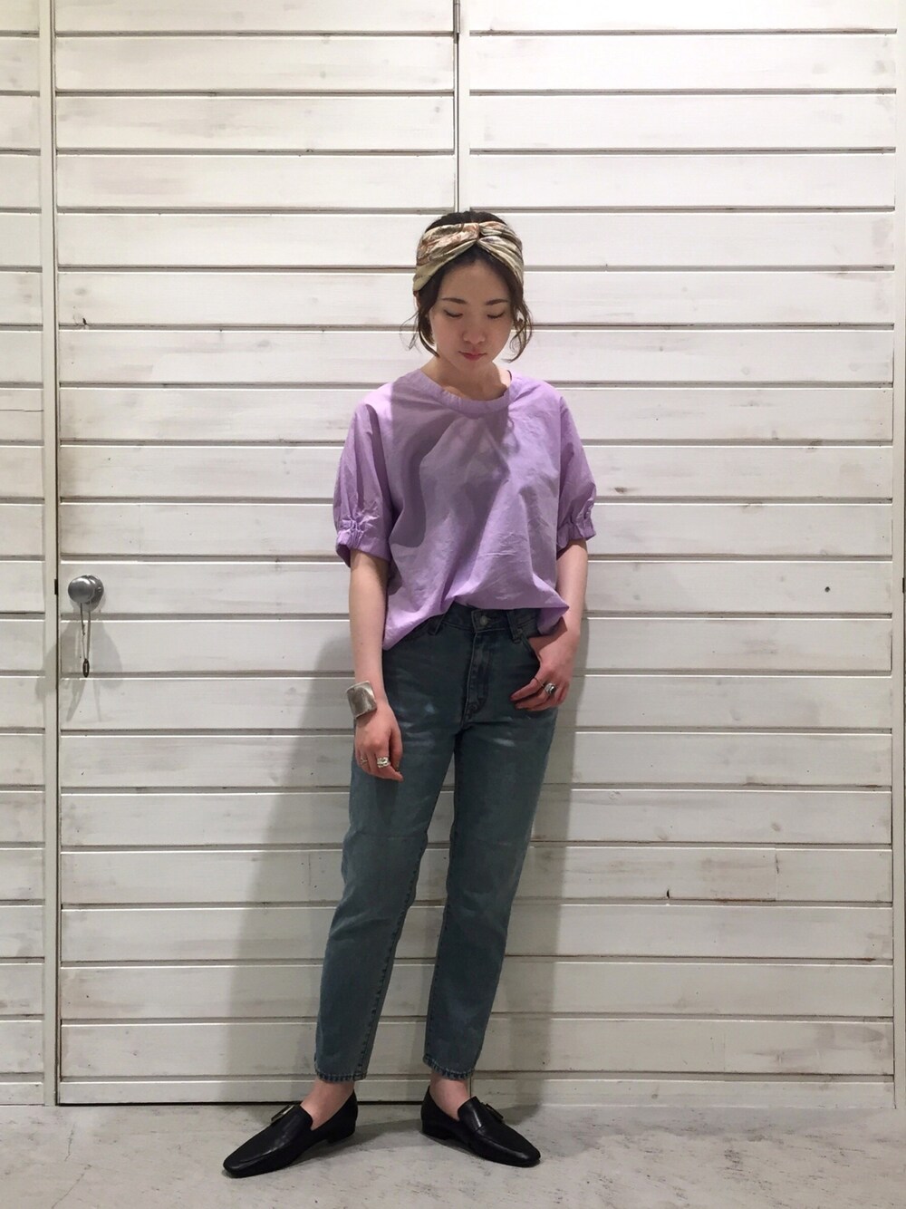 「ブラウス、ローファー、スカーフ、休日スタイル、デニムパンツ、パープル、きれいめカジュアル、夏コーデ、ライラック、オトナカジュアル」｜「FIL DE FERのｺｰﾏﾛｰﾝ袖口ｺﾞﾑﾌﾞﾗｳｽ（シャツ/ブラウス、パープル系）」を使った、seki.さん（レディース・160cm）の夏コーディネートの1枚目の写真