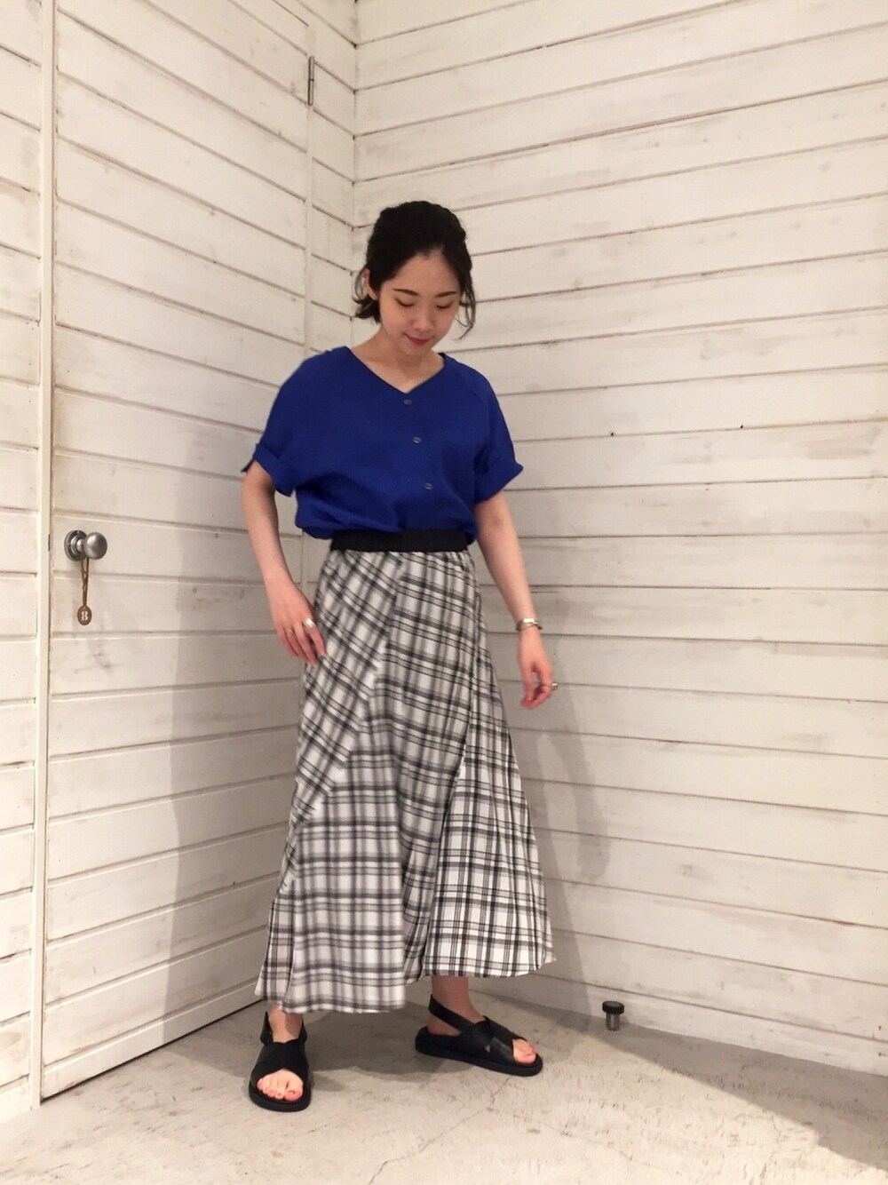 「オトナカジュアル、夏コーデ、ブラウス、ブルー、リネン、ロングスカート、チェック、サンダル、休日スタイル」｜「NOMBRE IMPAIRのリネンキャンバス Vネックブラウス（シャツ/ブラウス、ブルー系）」を使った、seki.さん（レディース・160cm）の夏コーディネートの1枚目の写真