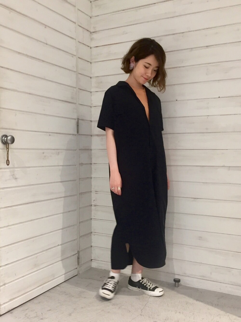「夏、カジュアルコーデ、シンプル、大人カジュアル、ロングワンピース、シャツワンピ、ネイビー、スニーカー、ジャックパーセル」｜「FIL DE FERの60/-タイプライター ミリタリーシャツワンピース（シャツワンピース、ブルー系）」を使った、seki.さん（レディース・160cm）の夏コーディネートの1枚目の写真