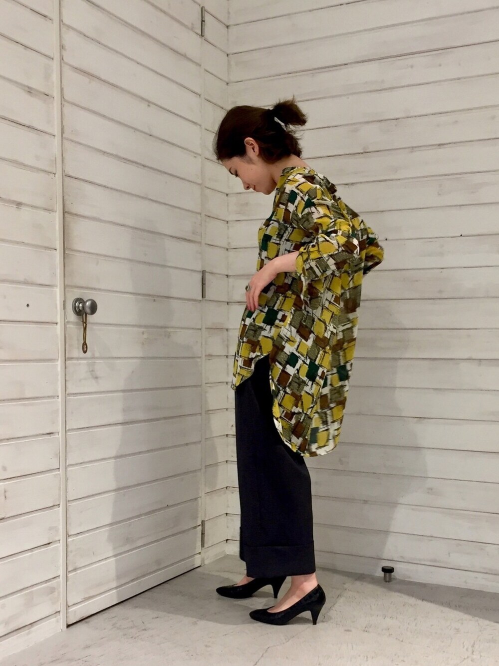 「秋のコーデ、大人カジュアル、リラックススタイル、柄シャツ、ロングシャツ、総柄、パンツスタイル、ブラウス」｜「FIL DE FERのラフタッチ幾何 ロングカフスシャツ（シャツ/ブラウス、イエロー系）」を使った、seki.さん（レディース・160cm）の夏コーディネートの1枚目の写真